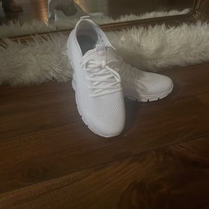 Women’s white lightweight Comfortable shoes